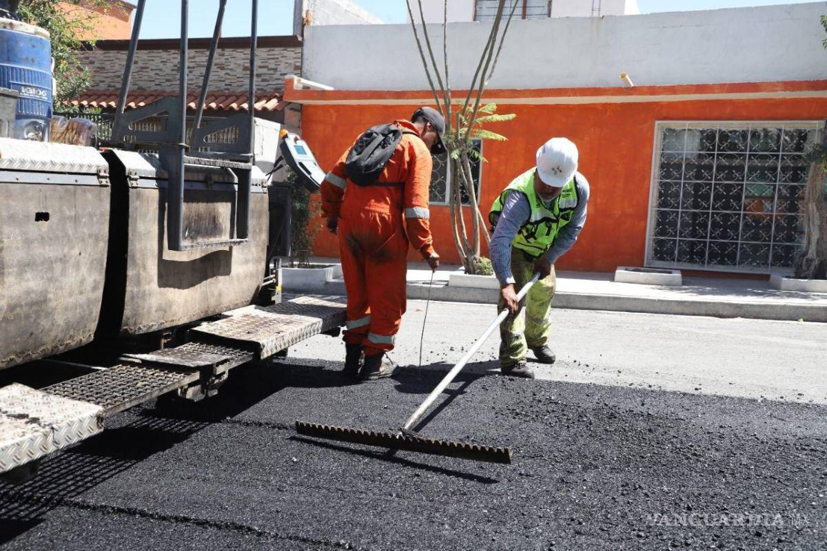 $!Acompañado de familias del sector, el alcalde recordó que entre los proyectos del 1er Maratón están obras de pavimentación, sistemas pluviales, mejoras a la vivienda, puentes peatonales.