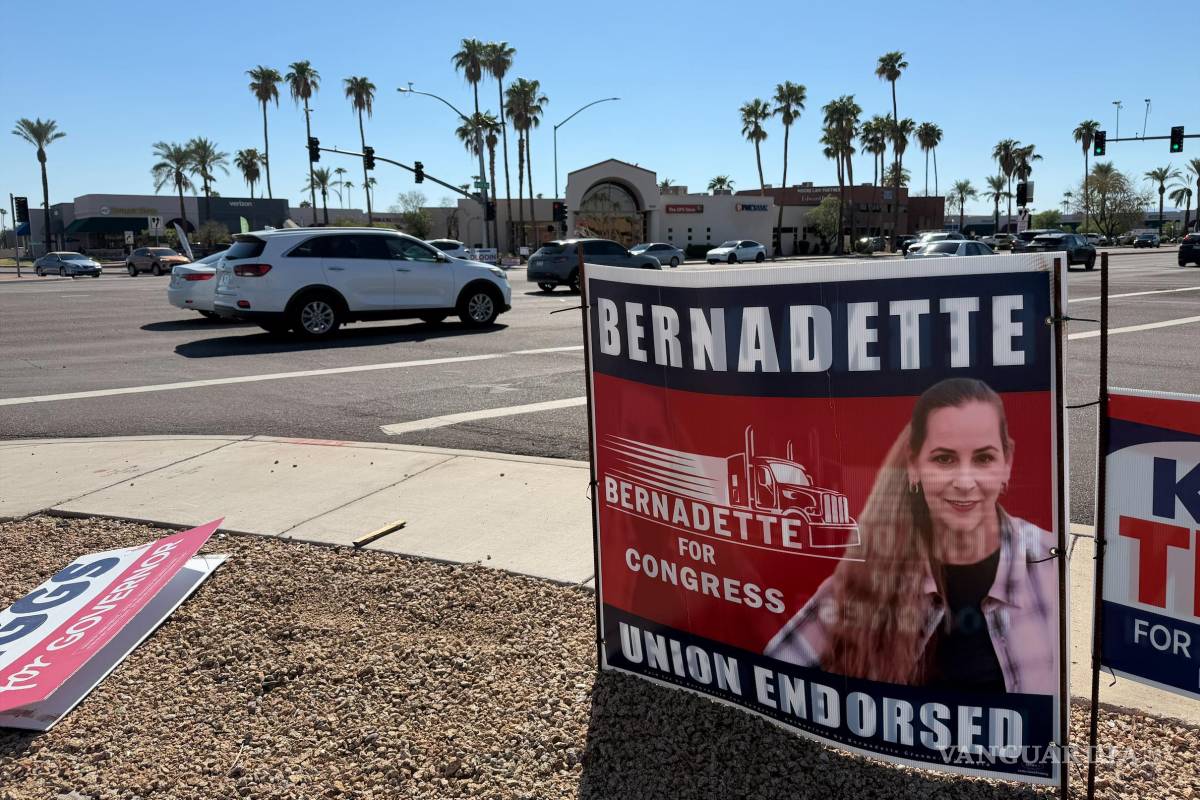 $!Un cartel de la candidata demócrata al Congreso Bernadette Greene-Placentia el miércoles 7 de octubre de 2026, en una intersección de Sun City, Arizona.