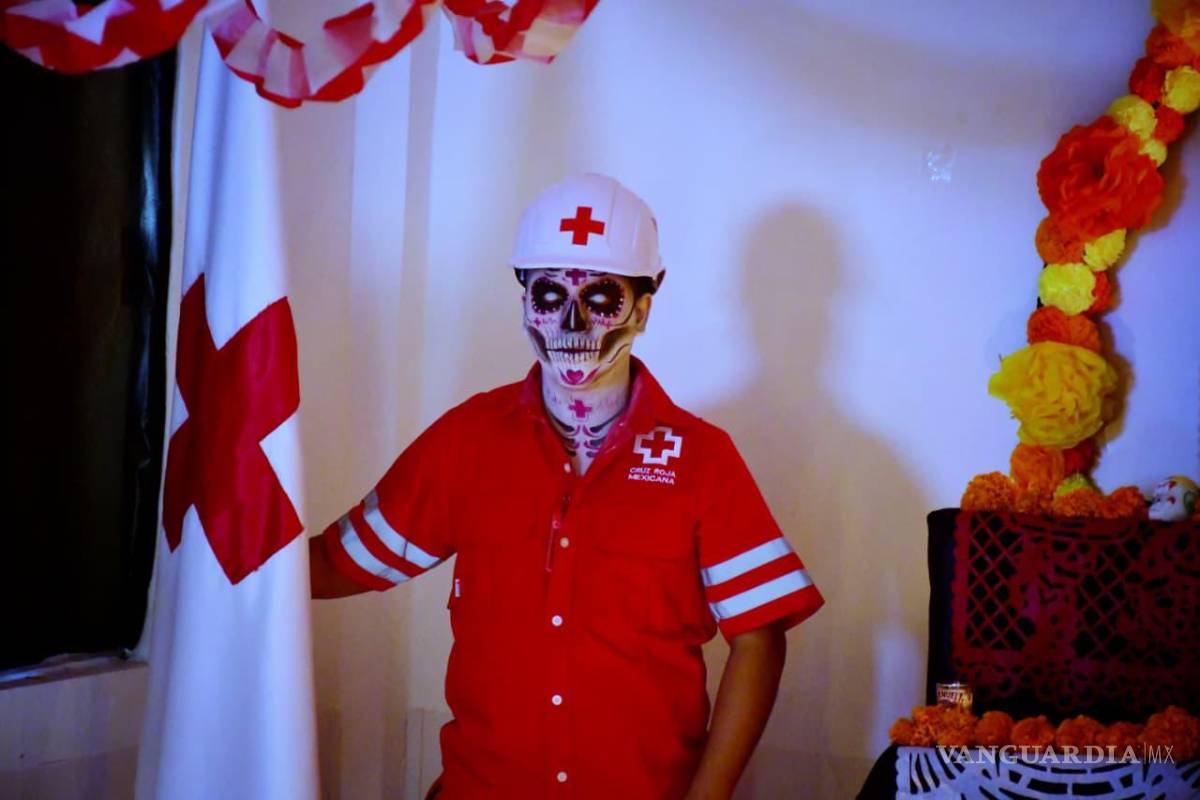 $!Un estudiante de Enfermería posó caracterizado como catrina, portando el uniforme y el casco de la Cruz Roja, como parte del homenaje a su compañero caído.