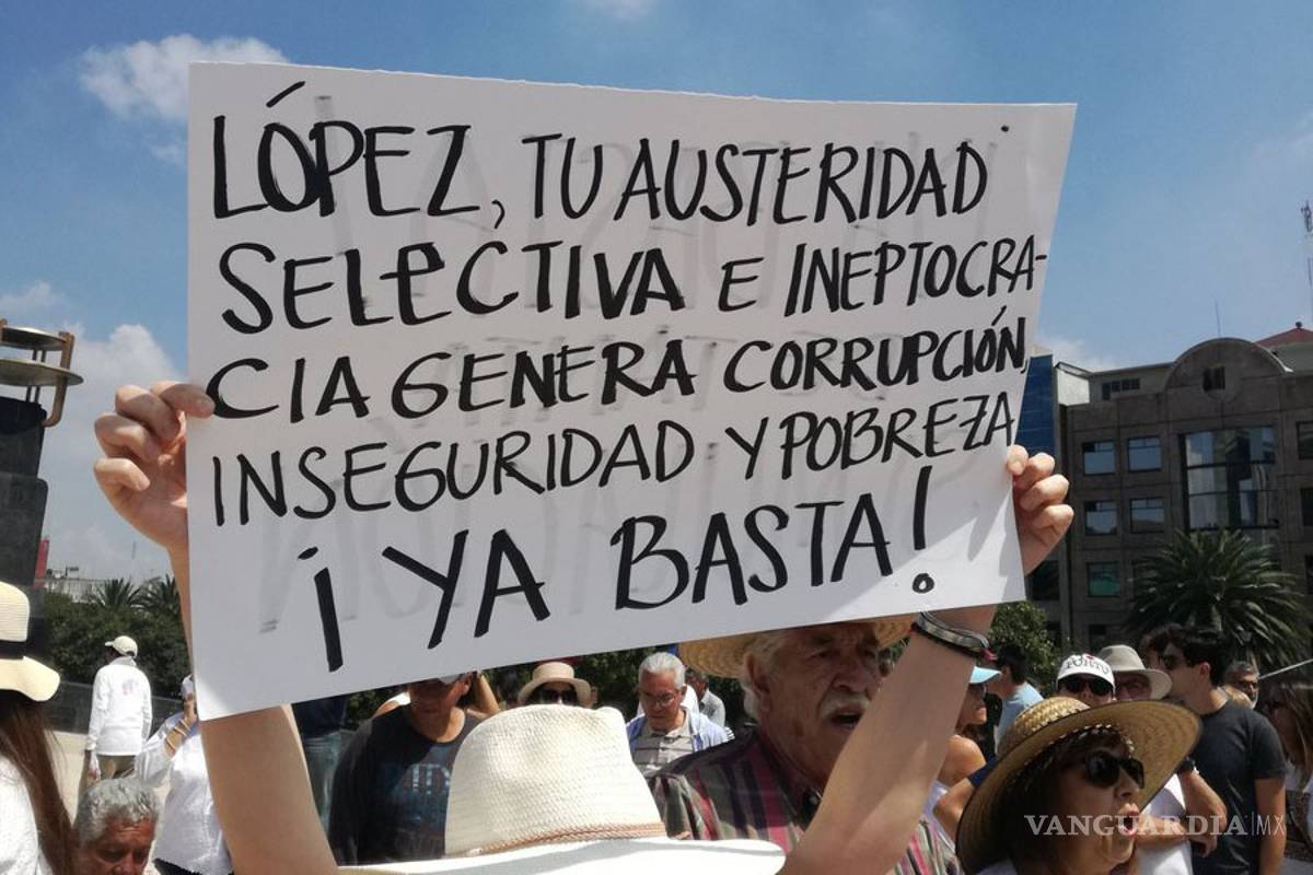 "A mano alzada, queremos que se vaya", protestan contra AMLO en varias ciudades del país