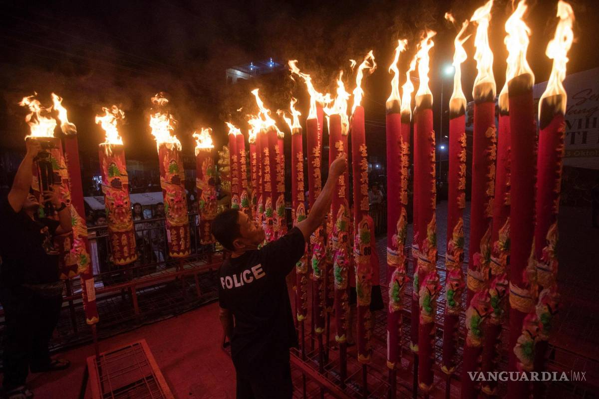 $!Un indonesio de etnia china prende antorchas durante la celebración del Año Nuevo Lunar en un templo en Medan, Sumatra Norte, Indonesia.