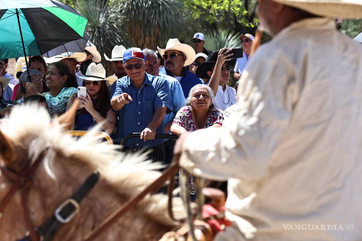 $!Familias muzquenses y visitantes se congregaron en las calles para presenciar el paso del ganado durante el recorrido.