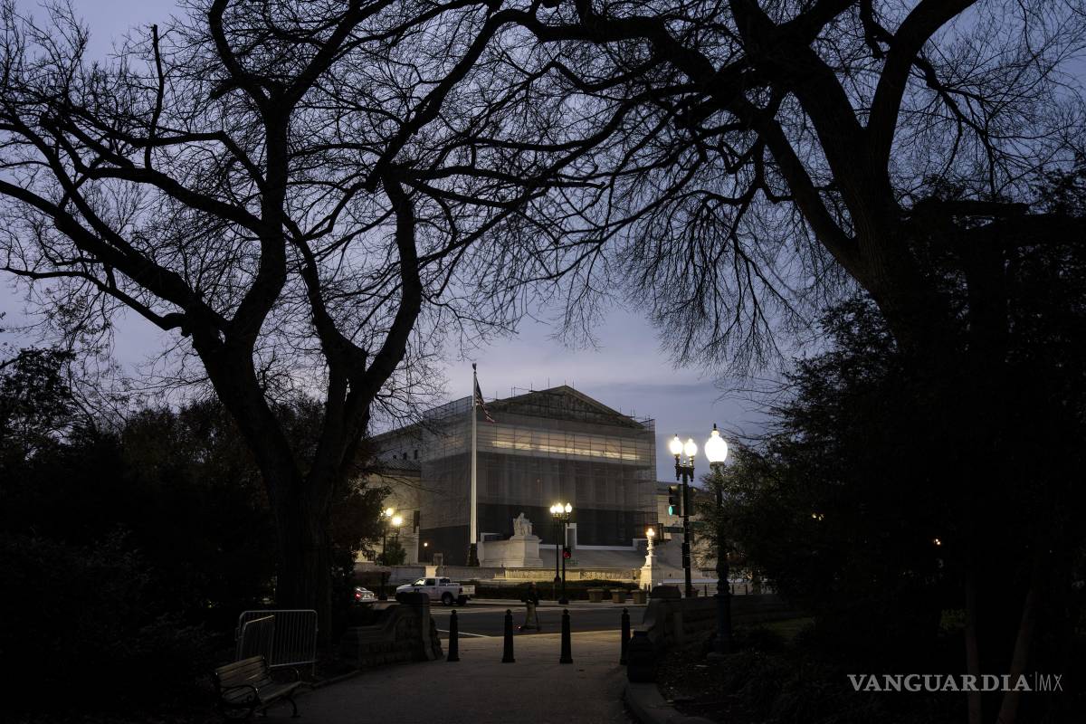 $!La Corte Suprema considerará si el Trump puede destituir a funcionarios gubernamentales independientes a pesar de las leyes que los protegen.