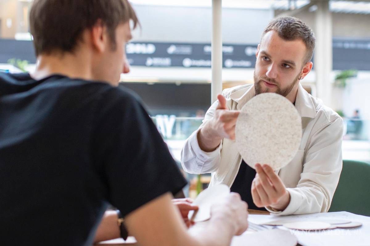$!Valentyn Frechka señala un disco de papel fabricado de forma sostenible. El sistema desarrollado por Frechka podría ayudar a reducir la deforestación.