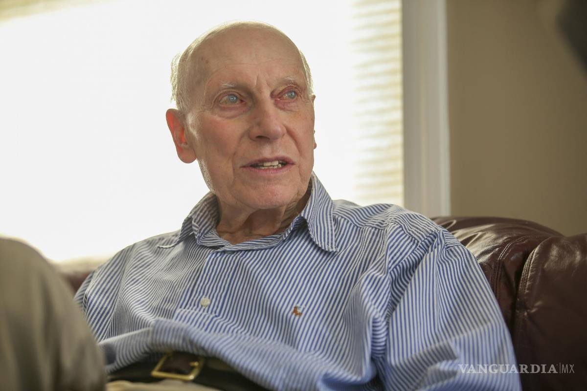 $!Manfred Steiner, quien obtuvo su título de doctor en física en la Universidad Brown a los 89 años, aparece en su casa en East Providence, Rhode Island. Después de retirarse como médico en 2000, Steiner se aplicó a su sueño de estudiar física y obtuvo su doctorado. AP/Stew Milne