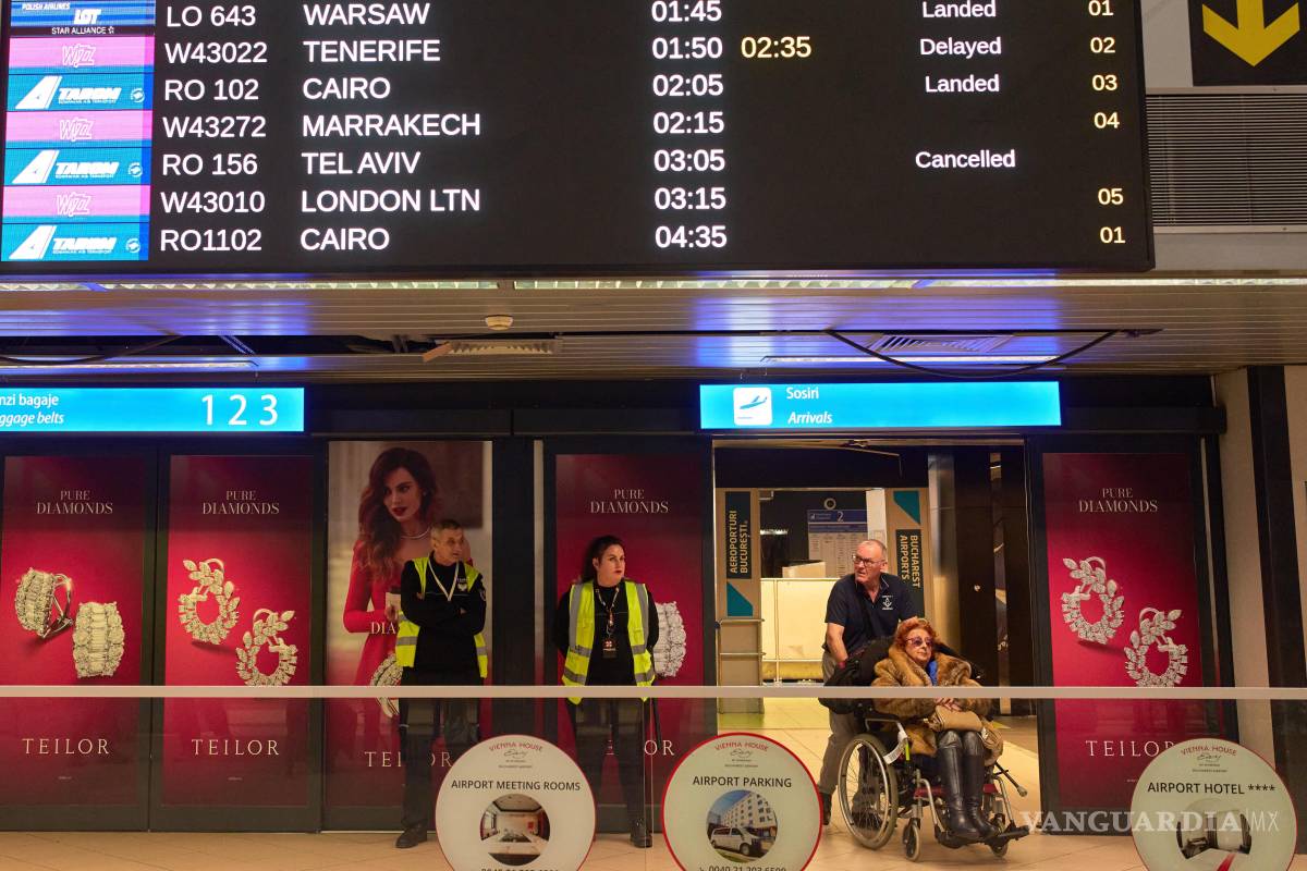 $!Una pantalla que muestra vuelos cancelados en el Aeropuerto Internacional Henri Coanda en Otopeni, Rumania.