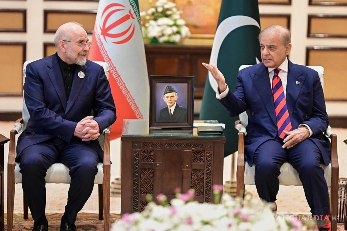 $!El presidente del Parlamento iraní Mohammad Bagher Ghalibaf (i) dialoga con el primer ministro pakistaní Shehbaz Sharif, en Islamabad, Pakistán.