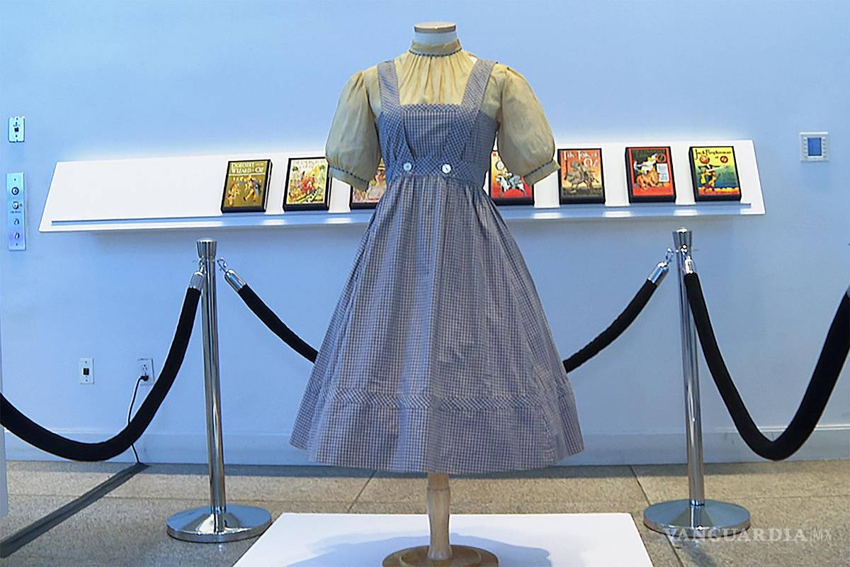 Tras estar perdido por décadas, subastan vestido de Dorothy en “Oz”