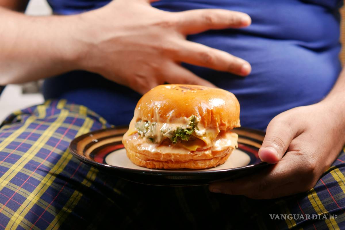 Universitarios, en riesgo de obesidad por malos hábitos y rutinas largas