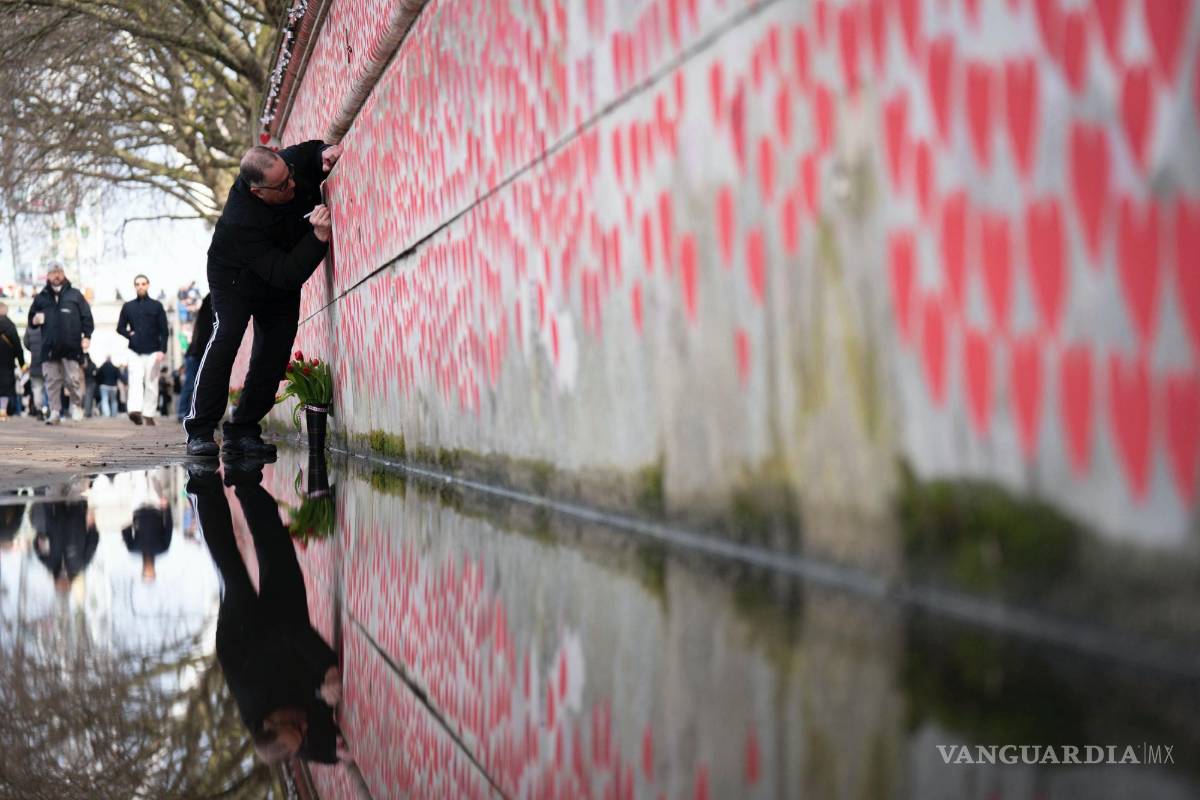 $!La gente escribe nombres en el Muro Conmemorativo de Covid en Westminster, Londres, el 3 de marzo de 2024, en honor a las víctimas de COVID-19.