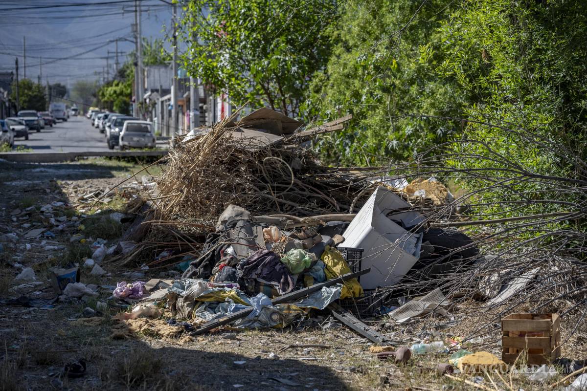 $!El arroyo Del Cuatro es utilizado como basurero por la gente, y a pesar de que lo limpien, siempre vuelven a ensuciarlo.