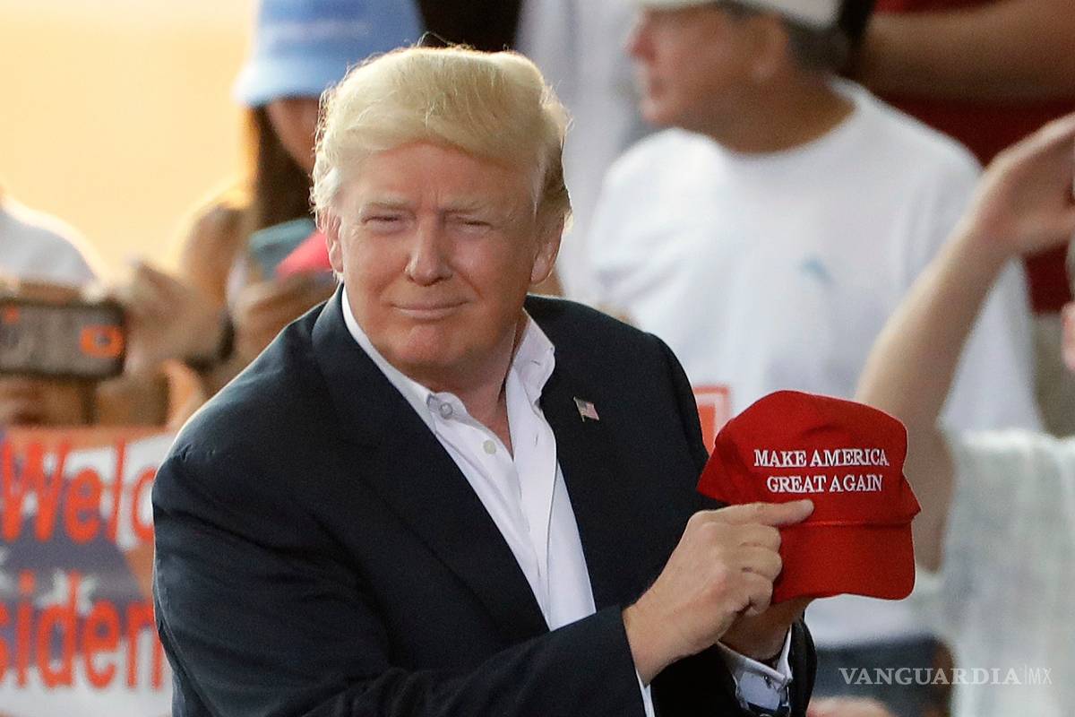 Entre insultos a la prensa y música de Rolling Stones, Trump promete construir el muro 'pronto'