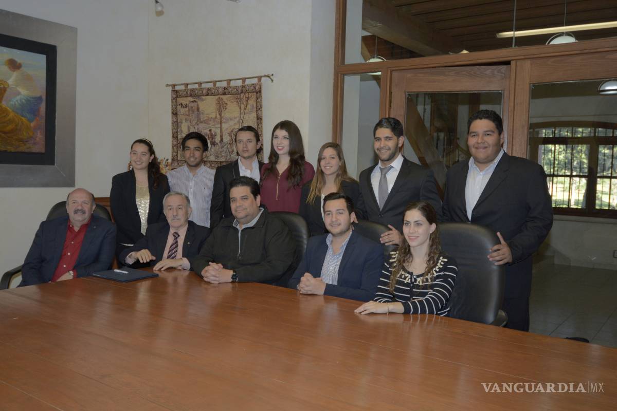 Firman alumnos de Universidad La Salle de Saltillo convenio con la Coparmex