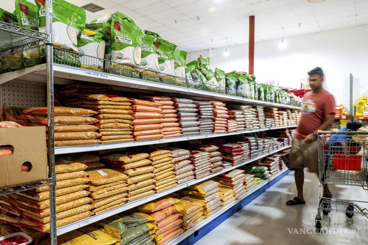 $!Un cliente compra en New India Bazar, donde la mayoría de la mercancía es importada de India y Canadá en Fremont, California.