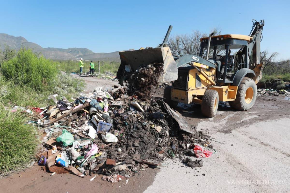 $!Se retiraron maleza, basura, tierra y otros desechos acumulados en el cauce y sus alrededores.