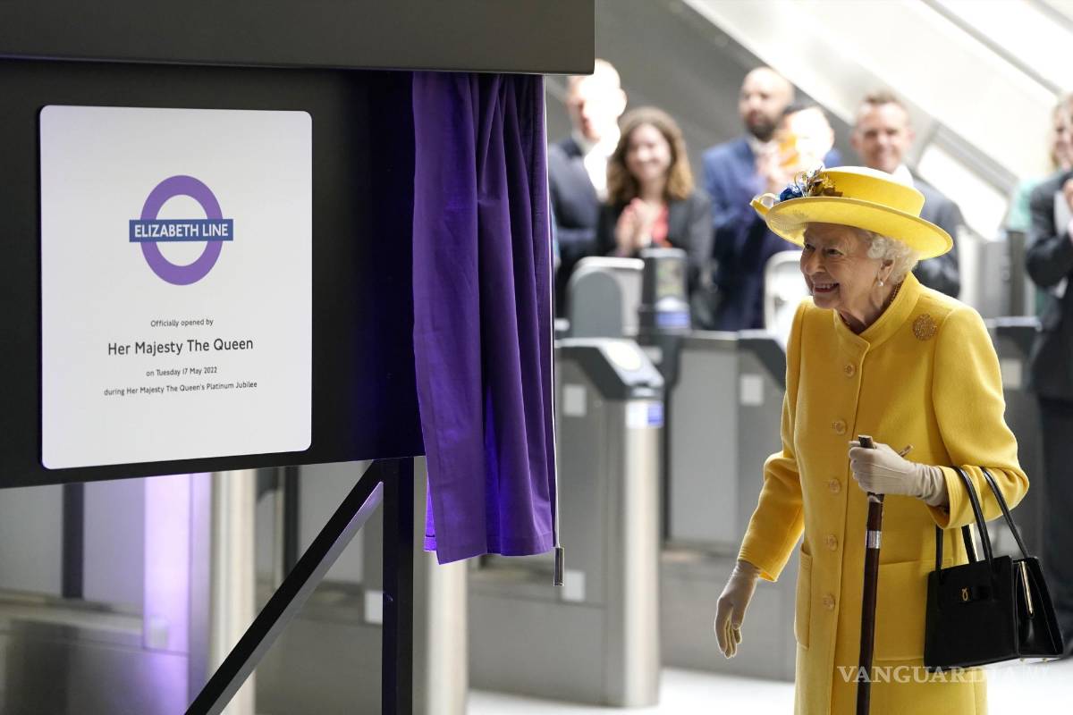$!La reina Isabel II de Gran Bretaña revela una placa para marcar la apertura oficial de la línea Elizabeth en la estación de Paddington en Londres.