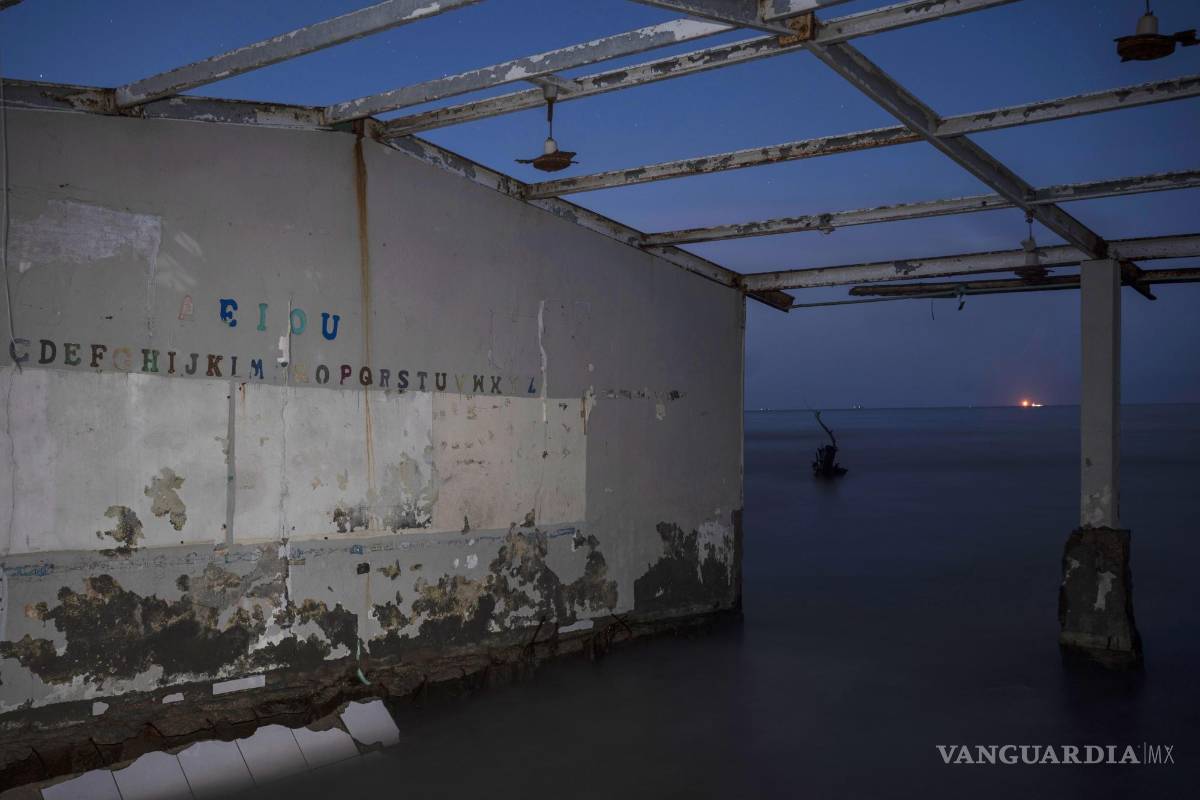 $!Un aula de preescolar cerca de la costa, dañada por las inundaciones provocadas por el aumento del nivel del mar en el Golfo de México, en El Bosque, Tabasco.