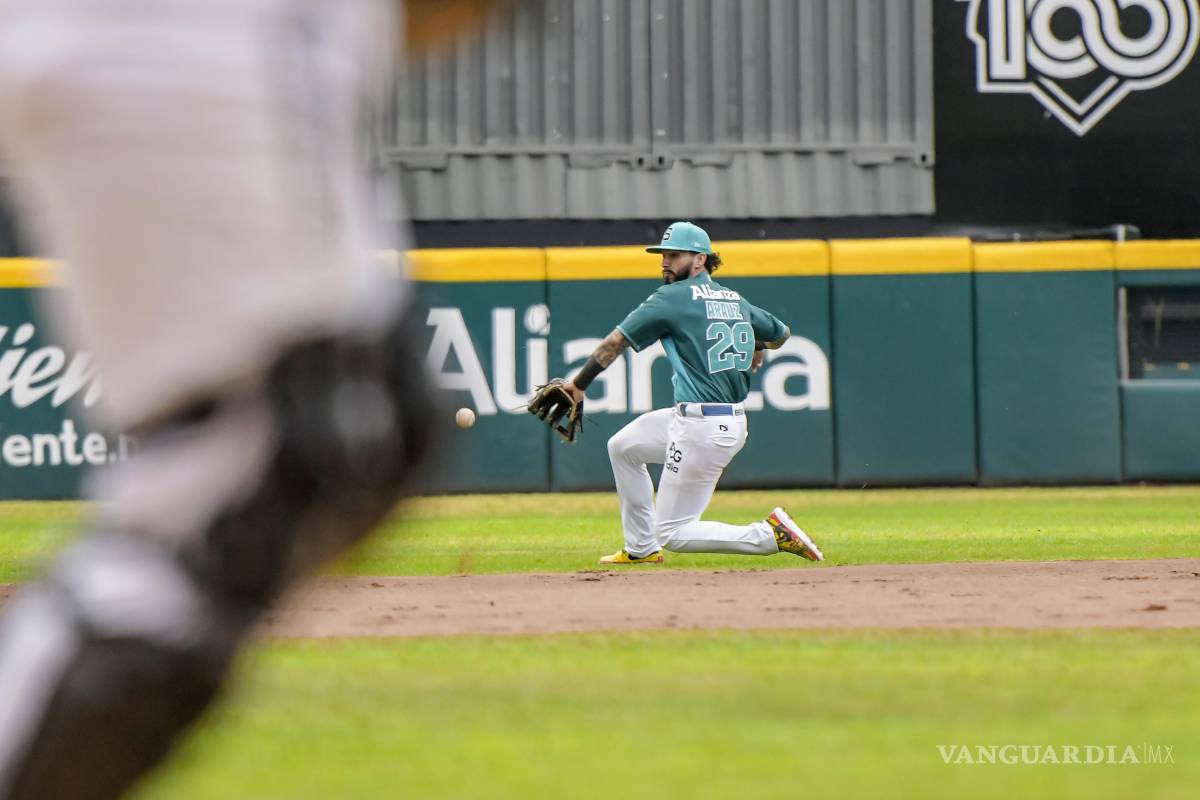 $!El pitcheo y la defensa de Saraperos se combinaron para frenar a los Pericos.