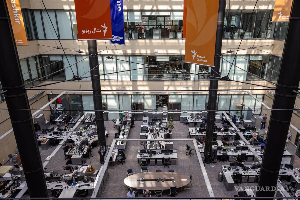 $!Vista general de la sala de redacción de la sede de Radio Free Europe/Radio Liberty en Praga, República Checa.