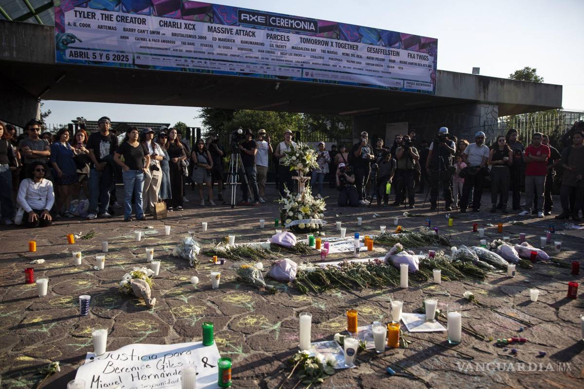 $!CIUDAD DE MÉXICO, 06ABRIL2025.- Decenas de personas se manifiestan frente a la entrada principal del Parque Bicentenario para exigir justicia e investigación adecuada tras el colapso de una grúa en el Festival AXE ceremonia en el cual dejo un saldo de dos personas muertas Berenice y Miguel, ambos fotógrafos de conciertos. FOTO: ANDREA MURCIA /CUARTOSCURO.COM