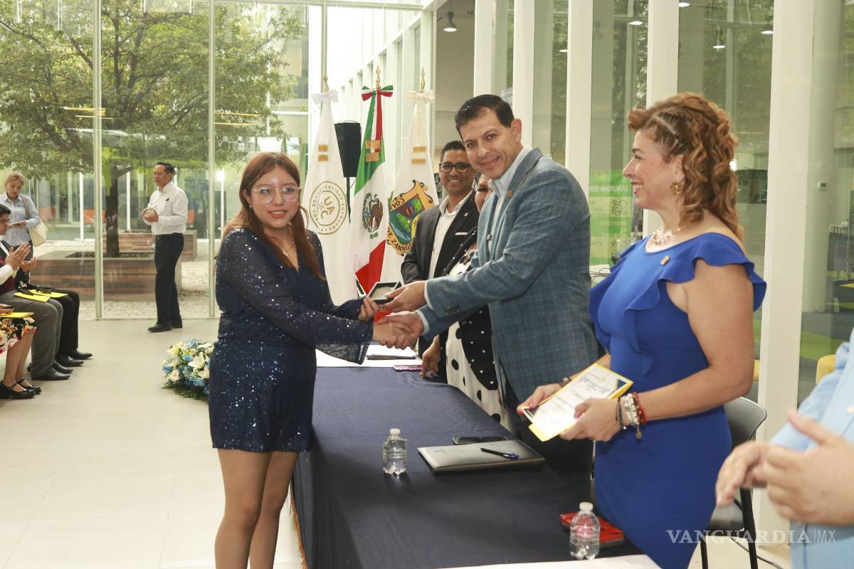 $!Egresados distinguidos recibieron el reconocimiento en ceremonia celebrada en la Infoteca de Arteaga.