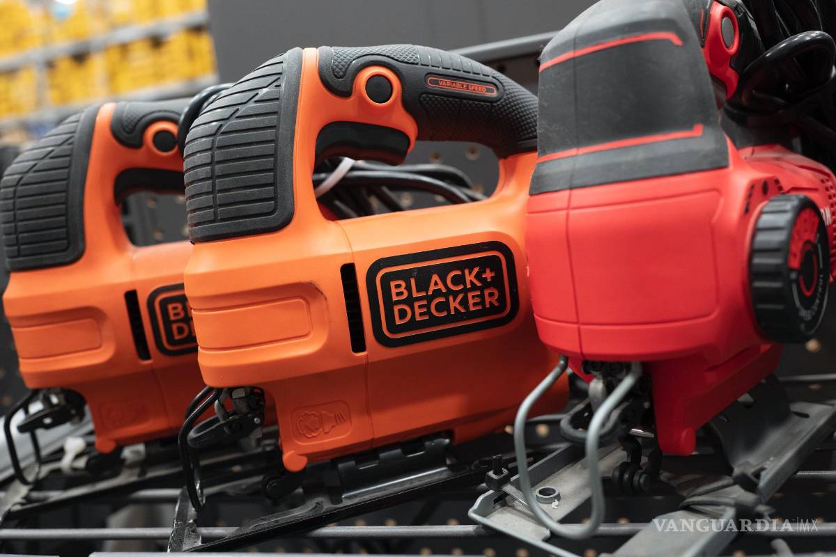 $!Serras de calar Black &amp; Decker en una tienda de Nueva York. El aumento de precios reducirá el poder adquisitivo del hogar promedio en 2,800 dólares.