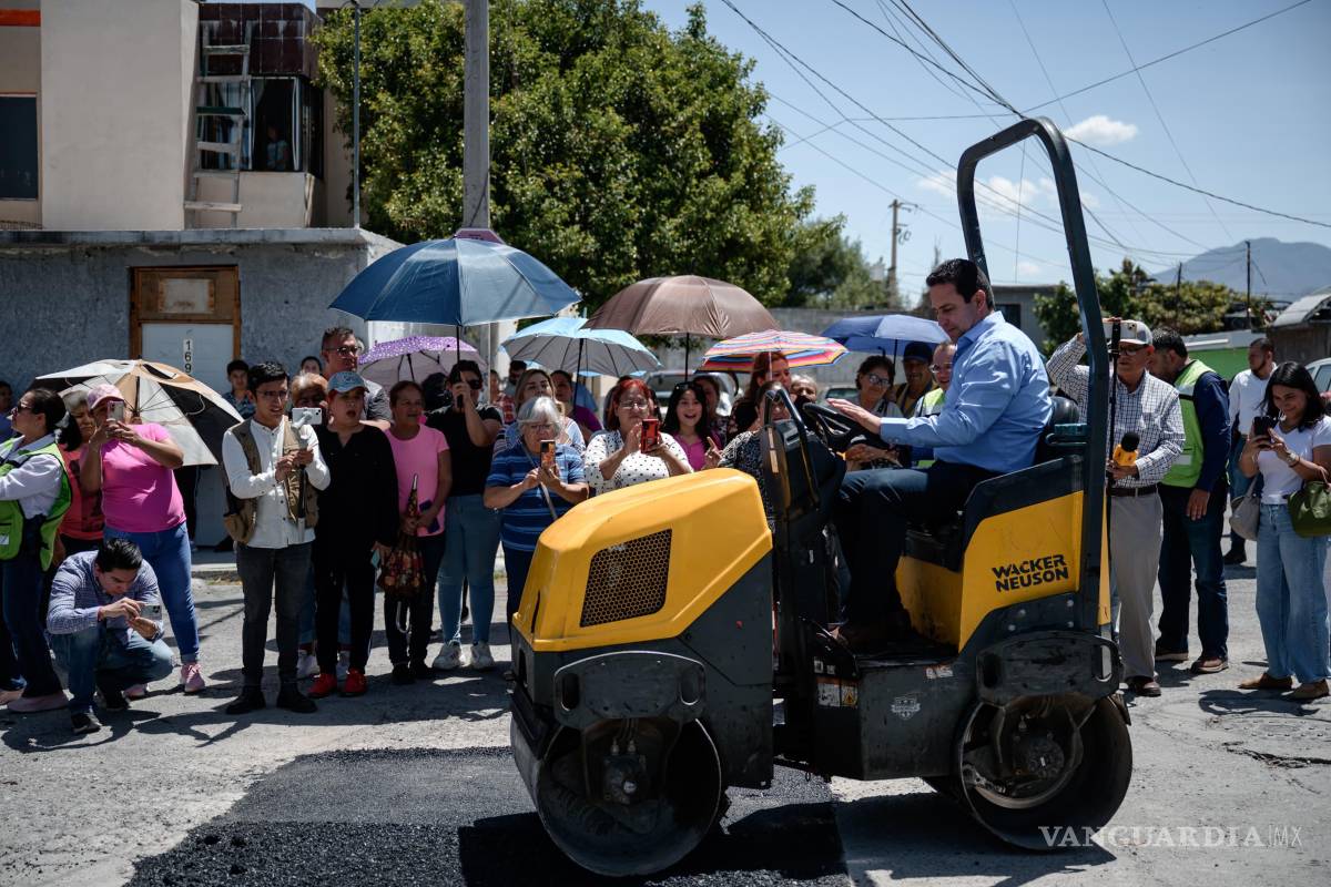 $!Cuadrillas municipales realizan labores de bacheo en colonias como Las Teresitas, Valle de las Flores y Mirasierra, entre muchas otras.