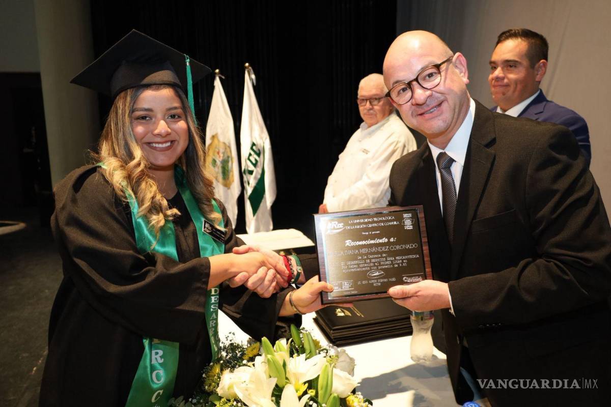 $!Autoridades académicas y municipales presidieron la ceremonia en la que decenas de jóvenes culminaron su formación profesional.