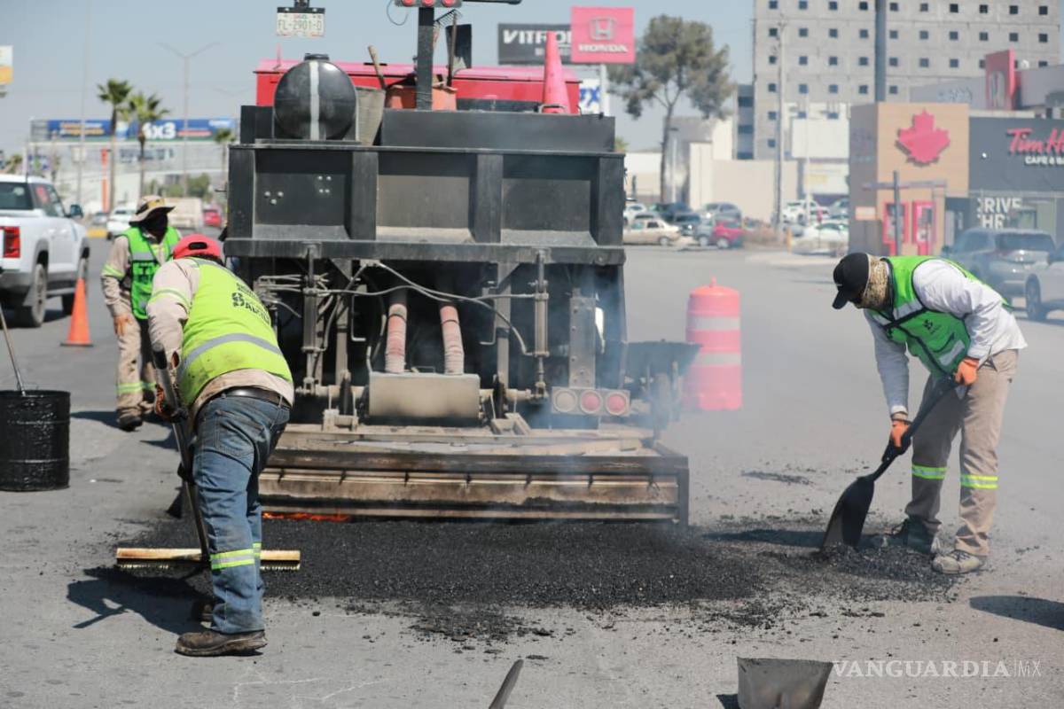 $!Con maquinaria térmica especializada, el Ayuntamiento intervino tramos del bulevar Venustiano Carranza para prolongar la vida útil del pavimento.