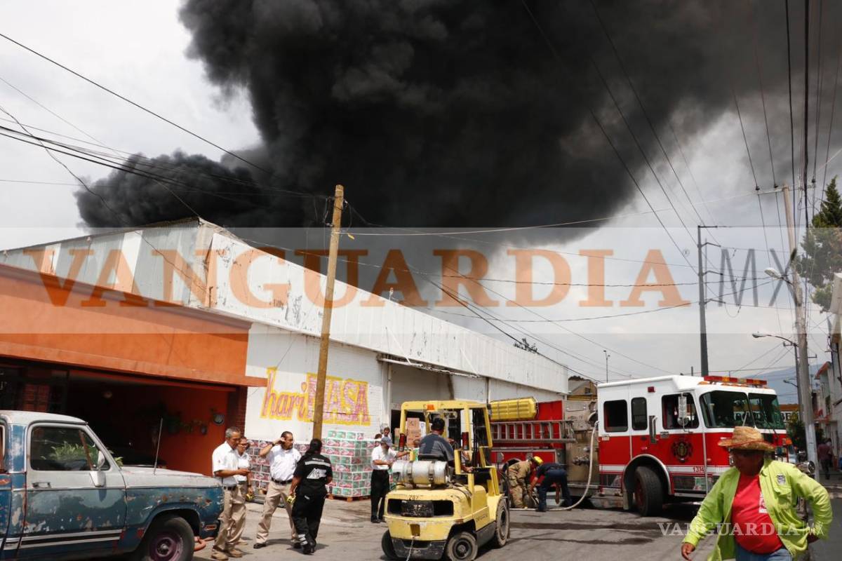 $!Fuerte incendio en bodega a la altura de la Central de Abastos alarma a Saltillo