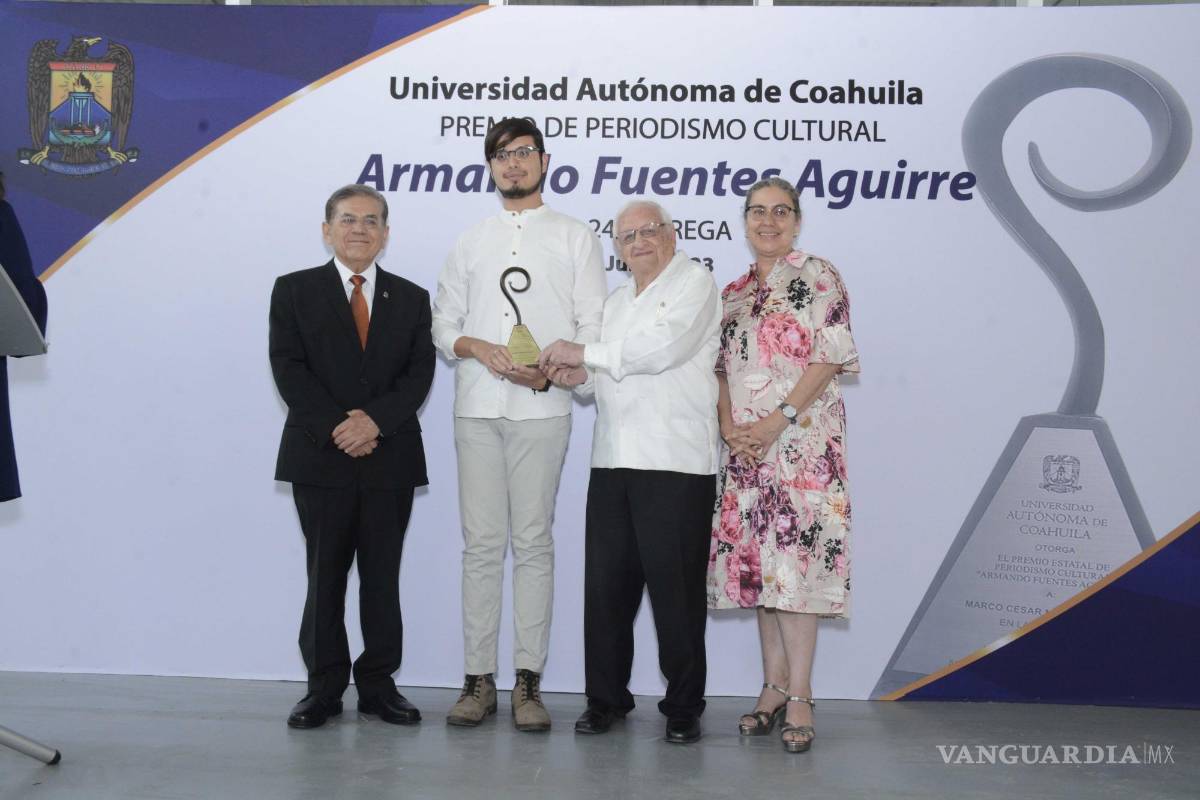 $!El Rector Salvador Hernández Vélez también dio el reconocimiento a los ganadores.