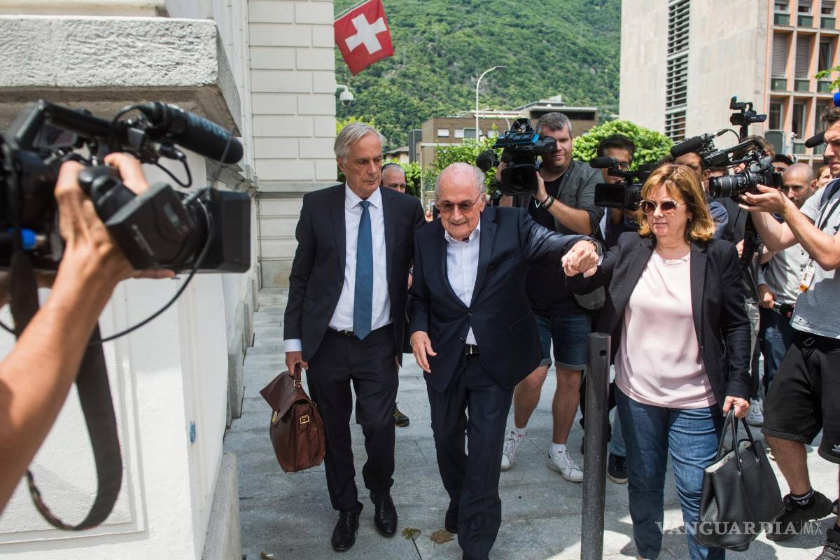 $!El ex presidente de la FiFA, Joseph Blatter (c) con su hija Corinne Blatter (d) y su abogado Lorenz Erni (i) salen del Tribunal Penal Federal Suizo.