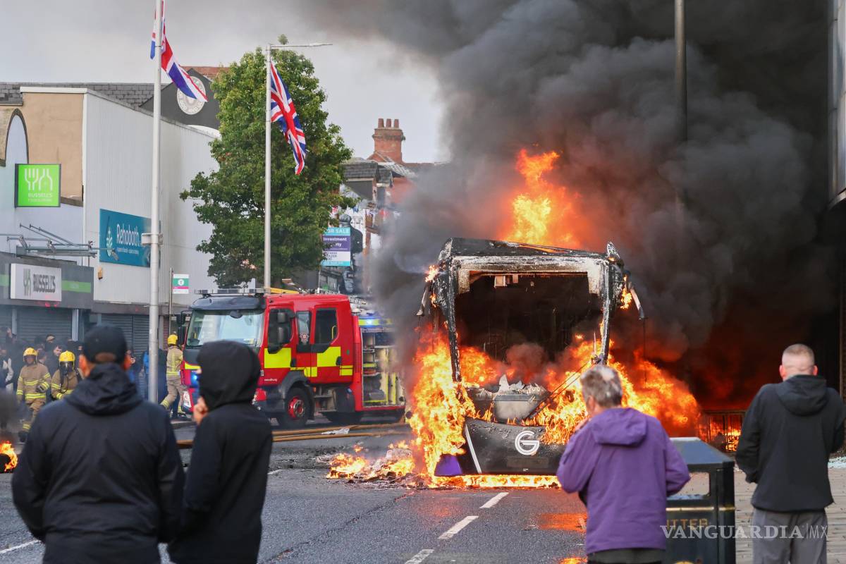$!Incendio de un autobus como parte de las agresiones en Belfast.