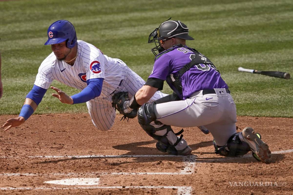 $!Willson Contreras, de los Cachorros de Chicago, es eliminado por el catcher de los Rockies de Colorado, Brian Serven, cuando intentaba anotar con un doble hit.