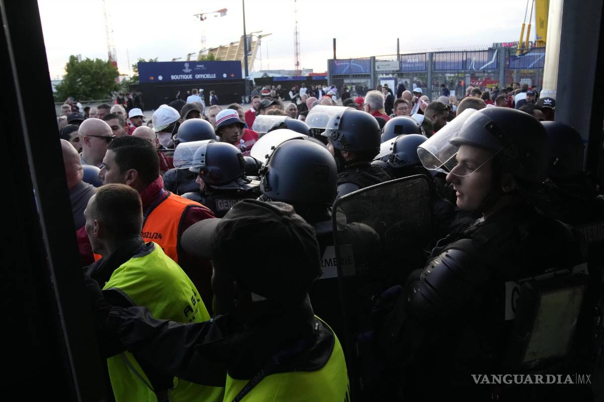 $!Personal de seguridad tuvo que intervenir para controlar las afueras del estadio.