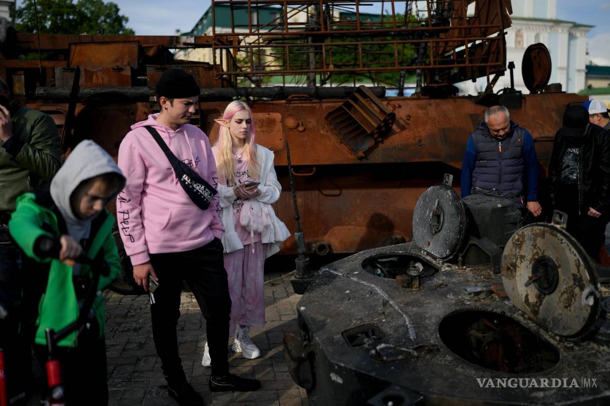 $!Gente mirando un tanque ruso destruido colocado en la Plaza Mykhailivs'ka en el centro de Kiev, Ucrania, el lunes 23 de mayo de 2022.