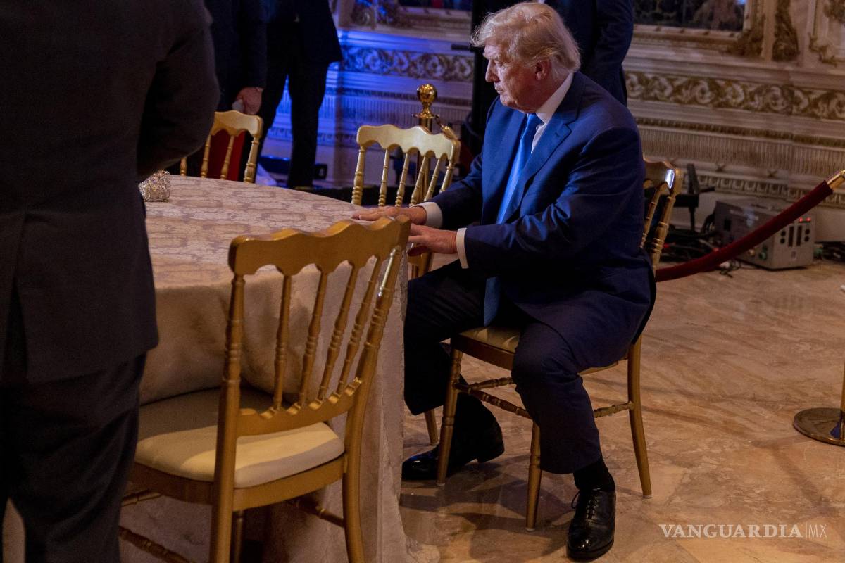 $!El expresidente Donald Trump toma asiento en Mar-a-lago el día de las elecciones en Palm Beach, Florida.