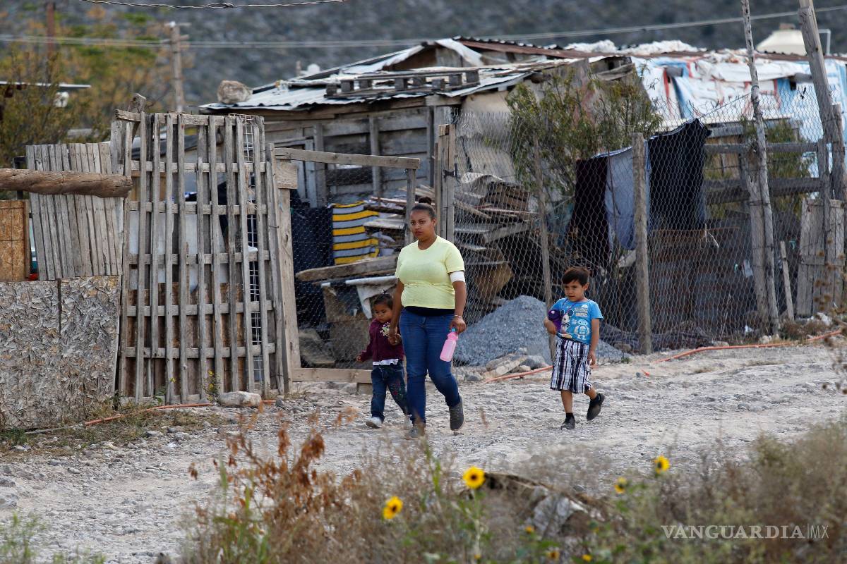 La cruda realidad en Saltillo; así viven el frío decenas de familias en tejabanes de madera