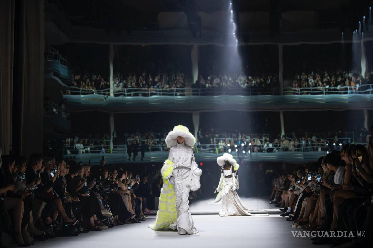 $!La moda de la colección Primavera Verano 2023 de FENDI se modela durante la Semana de la Moda de Nueva York.