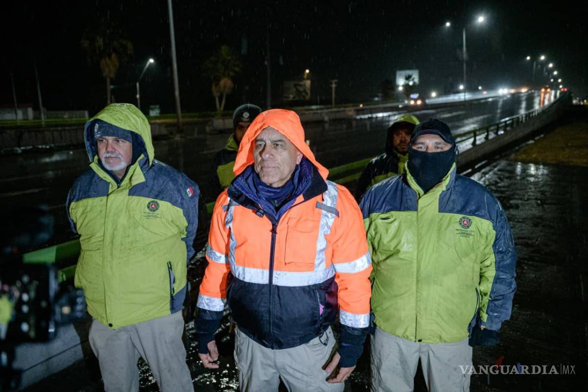 $!Elementos de Protección Civil recorren las principales vialidades de la ciudad, para advertir del riesgo por el pavimento mojado.