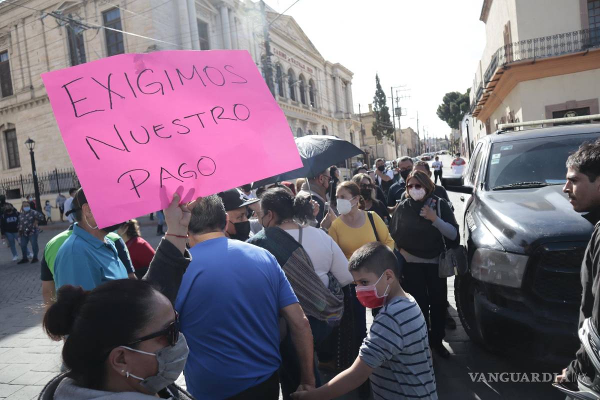 $!Saltillo, Coahuila Viernes 24 de Diciembre 2021. Maestros acuden al centro de la ciudad a manifestarse, cerrando la calle de Juárez e Hidalgo, frente a palacio de gobierno, esto por falta de pago.