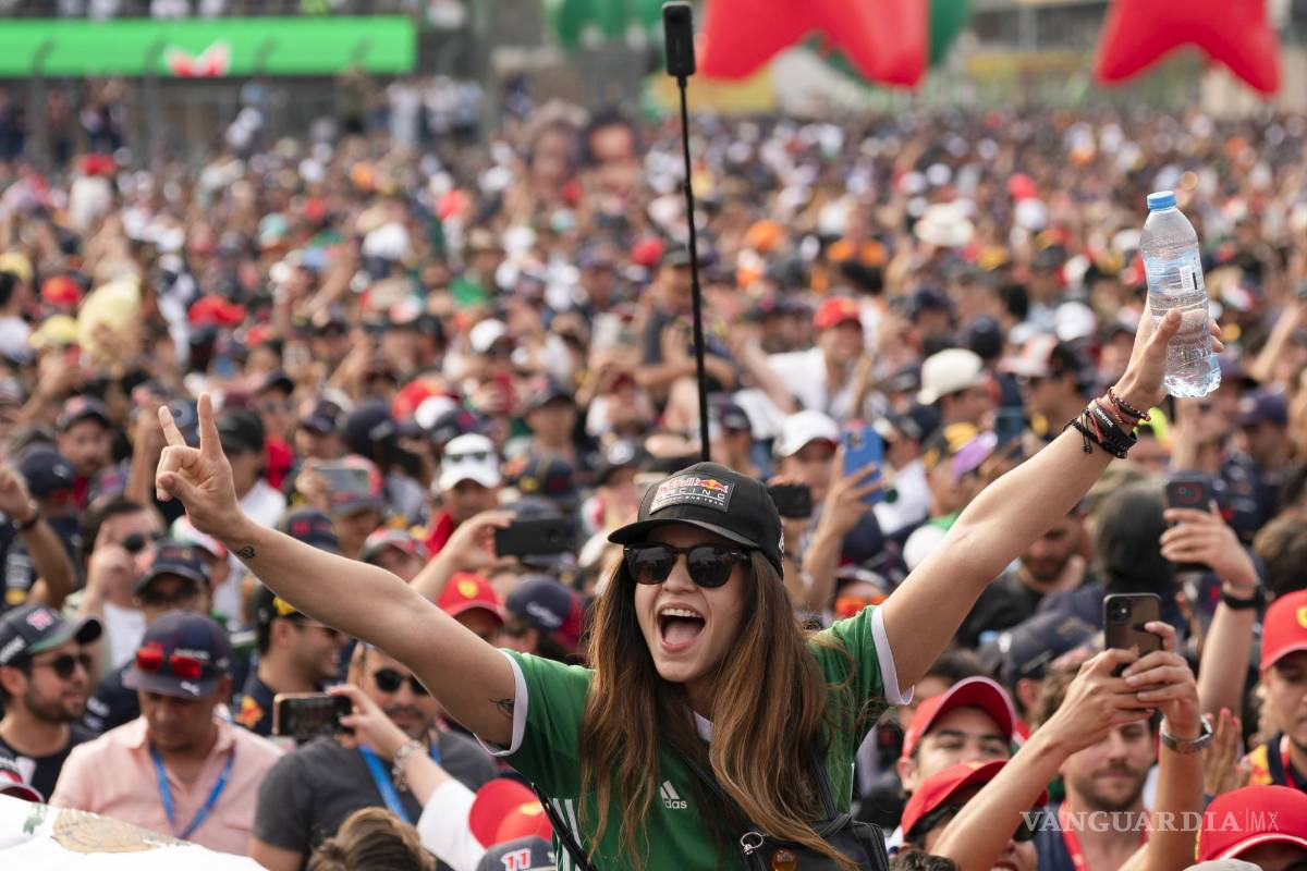 $!Una aficionada al final del Gran Premio de Fórmula Uno de Ciudad de México en el Autódromo Hermanos Rodríguez en Ciudad de México (México).
