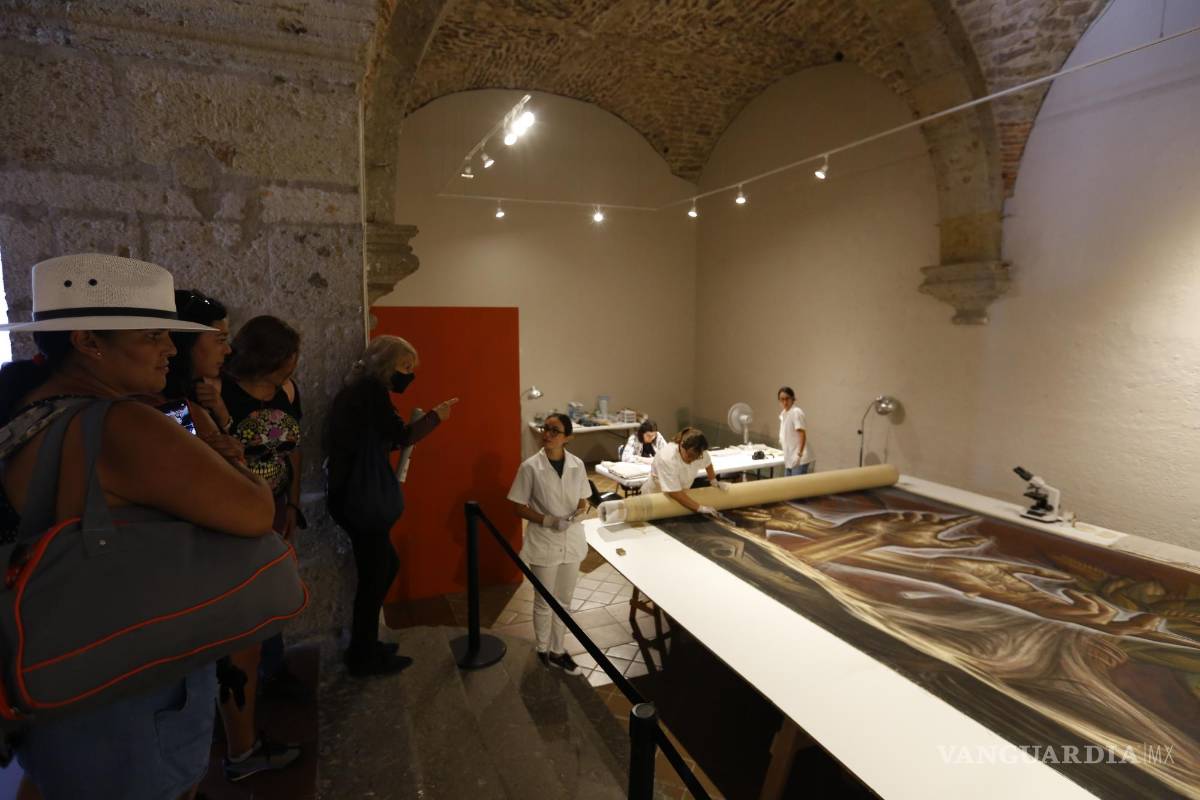 $!Visitantes observan la restauración del mural La Guerra y La Paz del pintor y muralista mexicano Gabriel Flores, en el exconvento del Carmen de Guadalajara.
