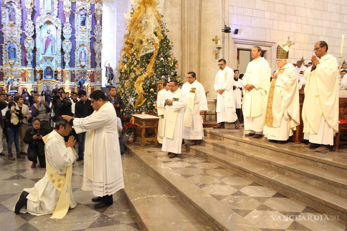 Ordena Vera a un sacerdote y a un diácono en Catedral
