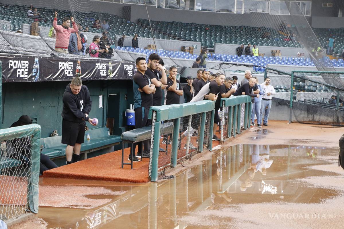 $!La lluvia les jugó mal a Saraperos y su afición