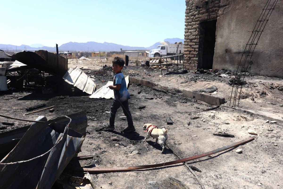 $!Familias afectadas por el incendio en Urbivilla buscan apoyo urgente con materiales de construcción y alimentos para sobrellevar la pérdida de sus hogares.
