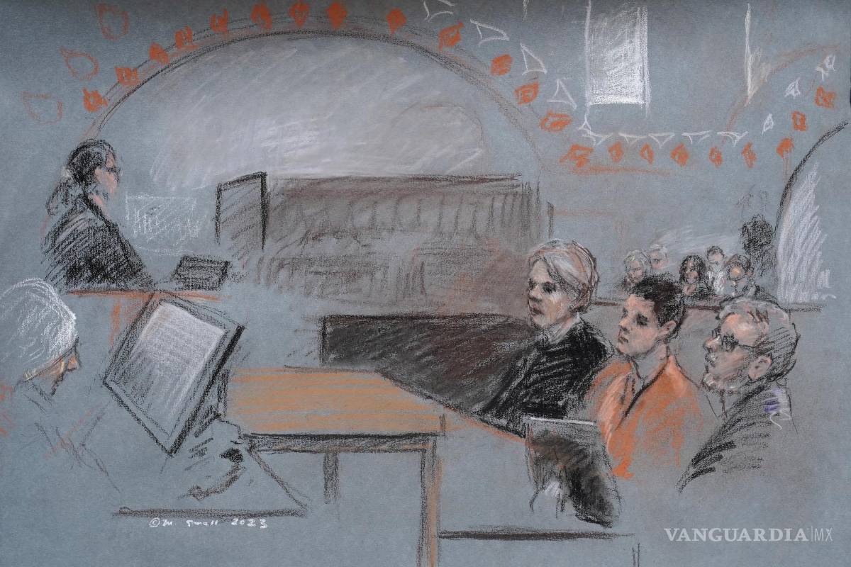 $!El miembro de la Guardia Nacional Aérea de Massachusetts, Jack Teixeira, sentado segundo desde la derecha, aparece en el Tribunal de Distrito de EU, en Boston.