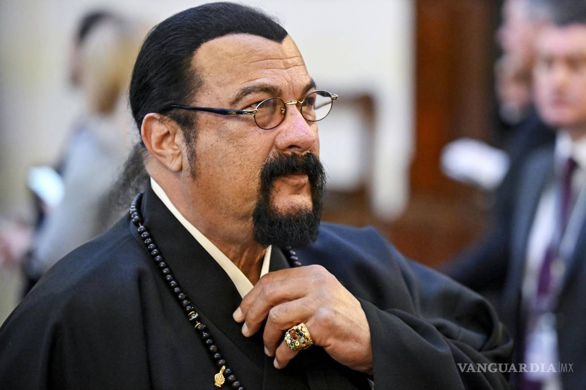 $!El actor estadounidense Steven Seagal llega a la ceremonia de toma de posesión de Vladimir Putin como presidente ruso en el Gran Palacio del Kremlin en Moscú.
