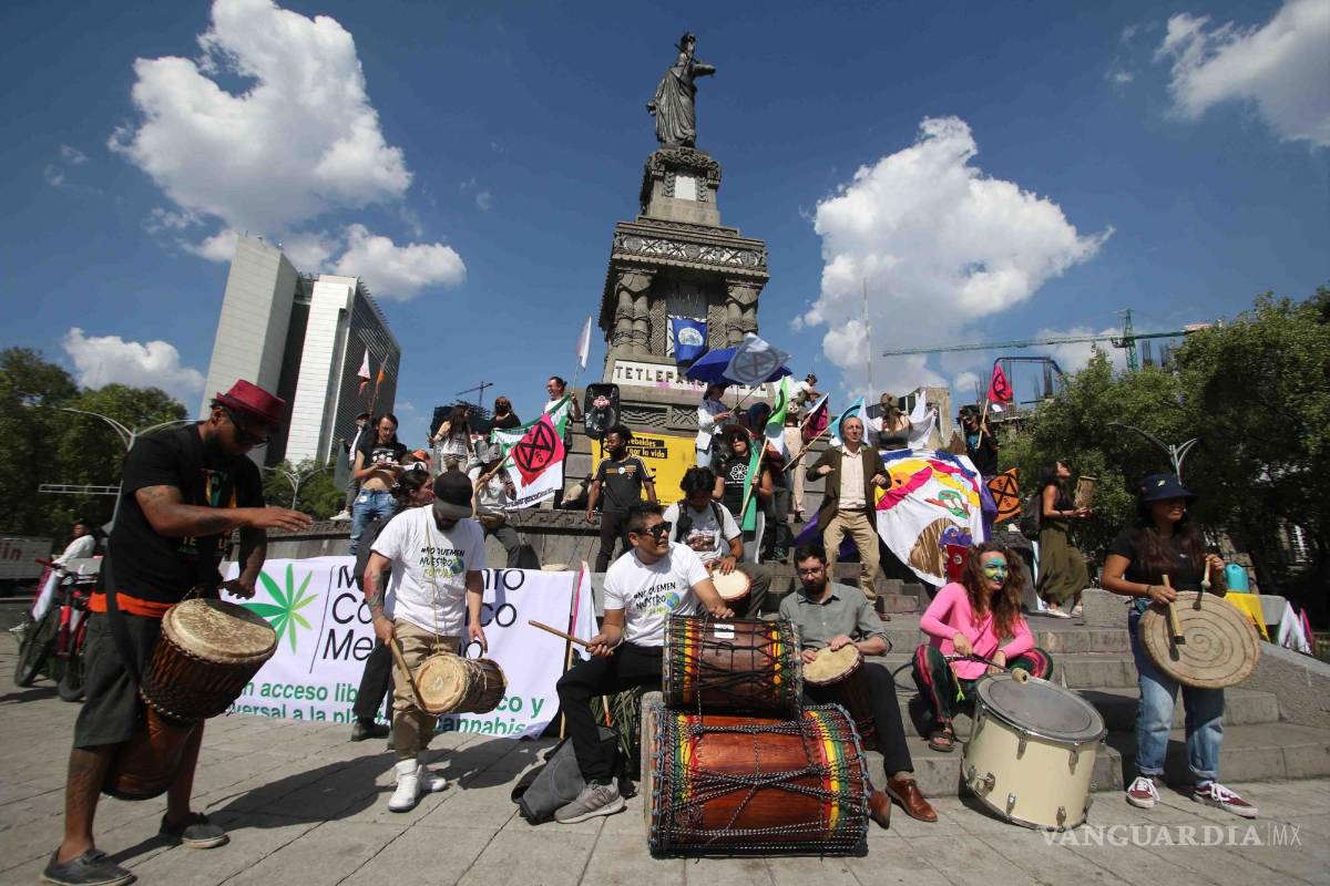 $!Celebración del Día internacional de la madre tierra que realiza Okupa por la Tierra Acción Ciudadana Pacífica en el Monumento a Cuauhtémoc en CDMX.