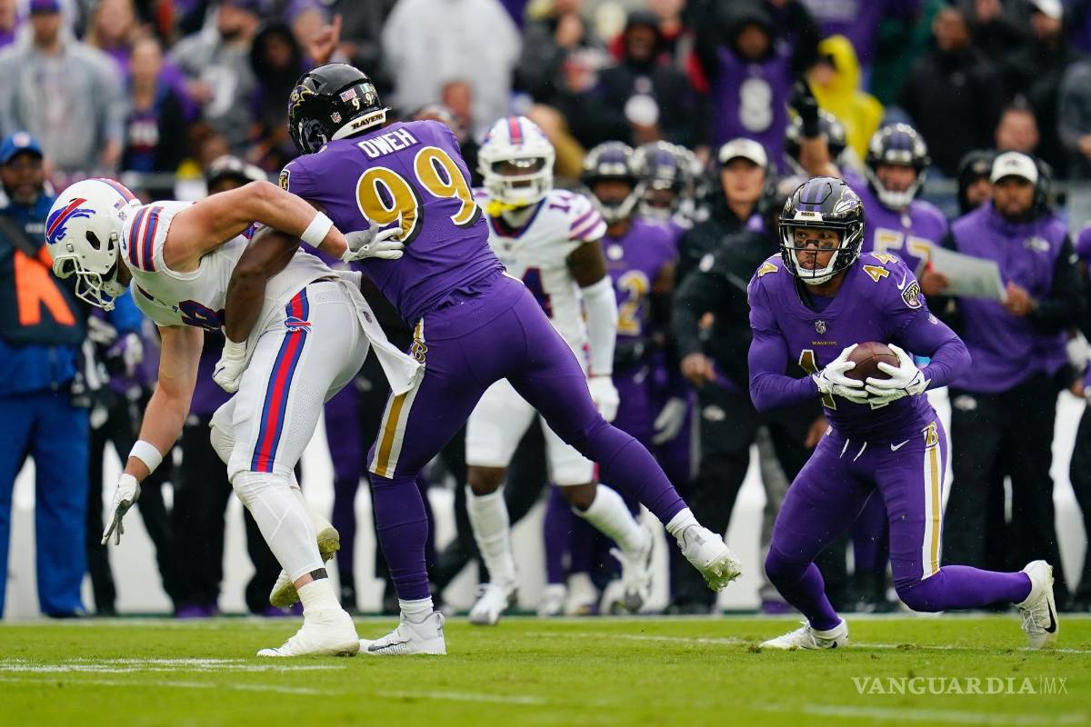 $!El esquinero de los Baltimore Ravens, Marlon Humphrey (44), intercepta un pase contra los Buffalo Bills en Baltimore.